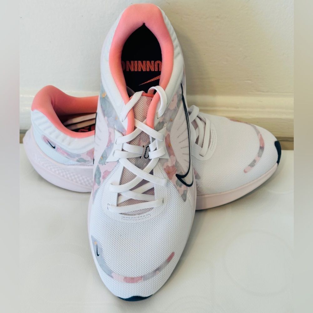 Nike Women’s Quest 5 Premium Road Running sneakers size 7,5 new - Picture 2 of 13